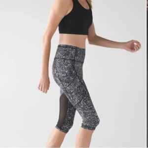 Lululemon outrun 17” crop